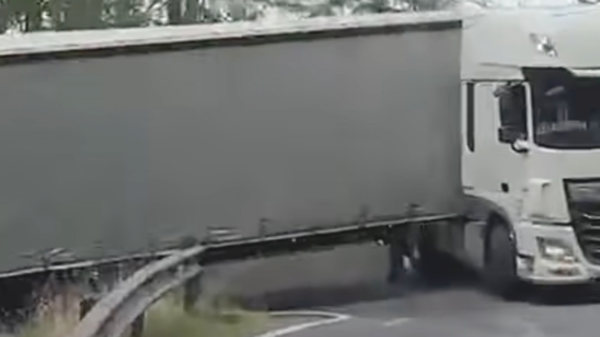 Tir incastrato al quinto tornante, il Gavia si blocca ancora: «Non guardano i cartelli»