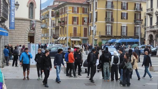 Lecco, allarme maranza e città blindata: nessuno scontro, ma negozi chiusi e scuole semivuote