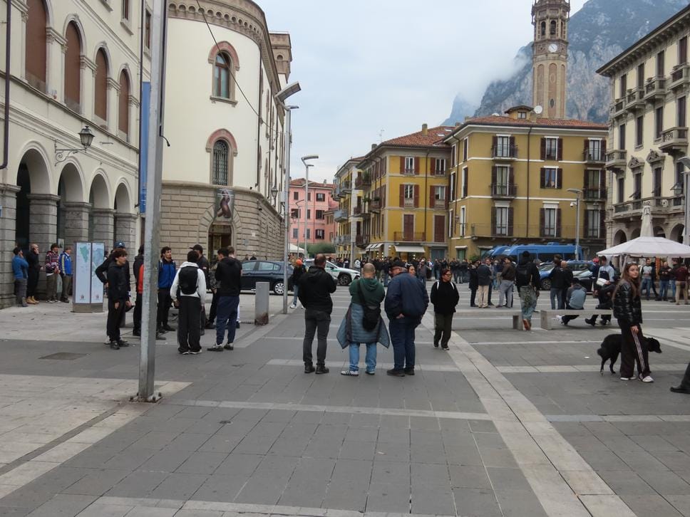 Lecco, allarme maranza e città blindata: nessuno scontro, ma negozi chiusi e scuole semivuote