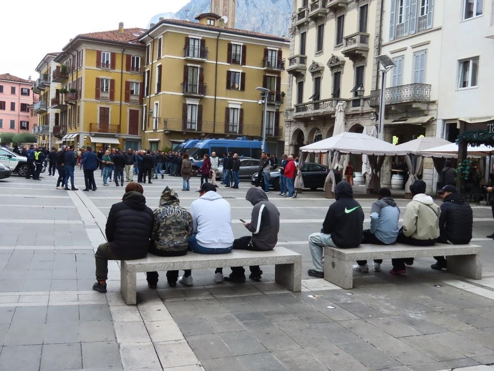 Lecco, allarme maranza e città blindata: nessuno scontro, ma negozi chiusi e scuole semivuote