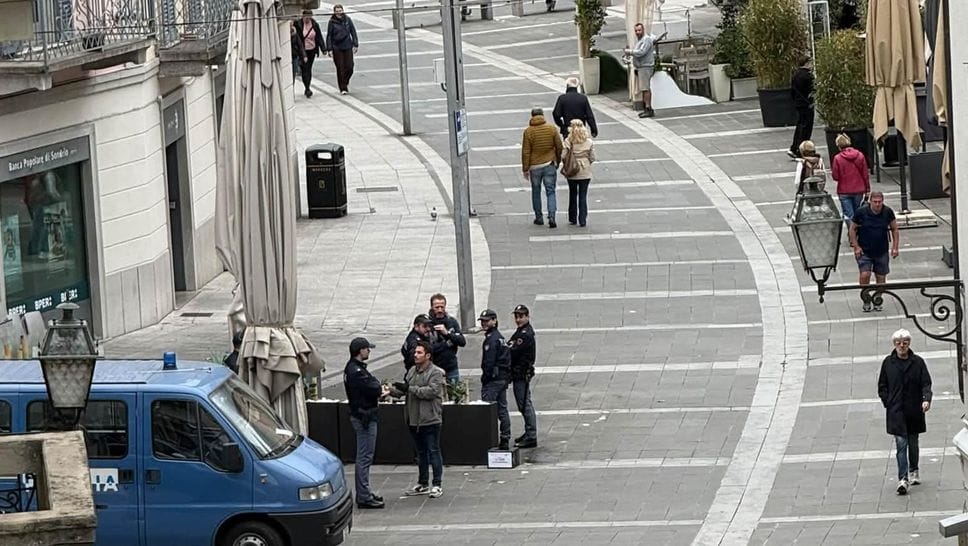 Lecco, paura scontri in centro: vetrine e strade vuote