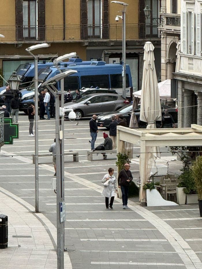 Lecco, paura scontri in centro: vetrine e strade vuote