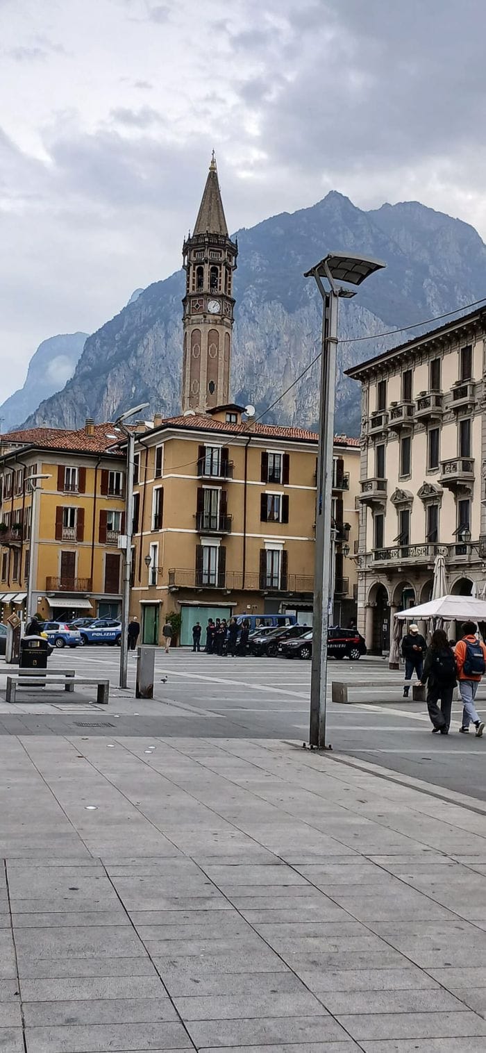Lecco, paura scontri in centro: vetrine e strade vuote