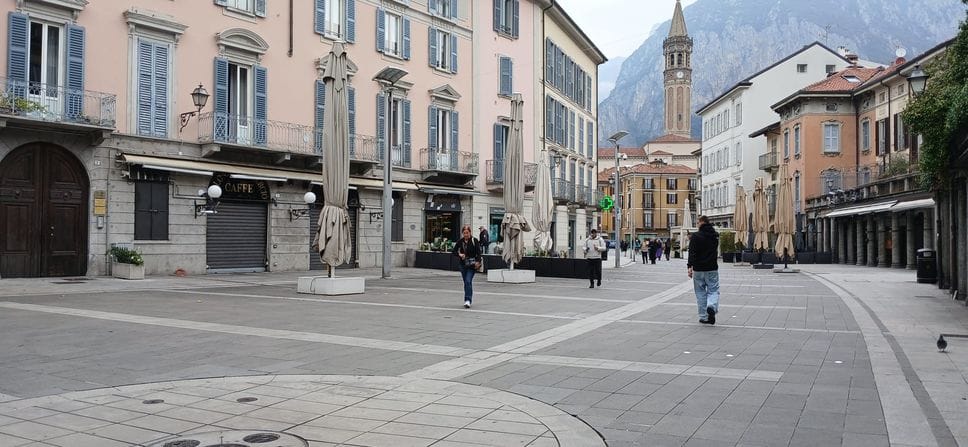 Lecco, paura scontri in centro: vetrine e strade vuote