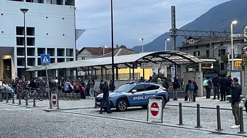 Morbegno, allarme per le minacce nelle chat: scuole sorvegliate, nessuna manifestazione