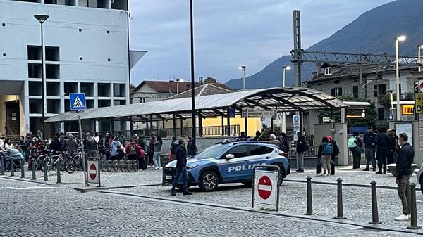 Morbegno, allarme per le minacce nelle chat: scuole sorvegliate, nessuna manifestazione