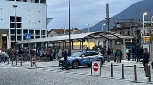 Morbegno, allarme per le minacce nelle chat: scuole sorvegliate, nessuna manifestazione