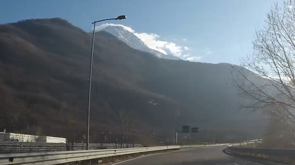 Nuovo caso di auto contromano in super a Colico: «Fermata prima della galleria»