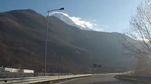 Nuovo caso di auto contromano in super a Colico: «Fermata prima della galleria»