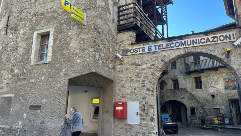 Poste chiuse, Tirano chiede un bus per gli anziani