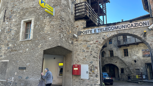 Poste chiuse, Tirano chiede un bus per gli anziani