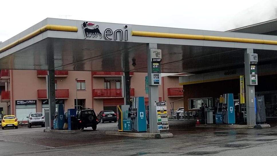 Sondrio, gasolio al posto della benzina: auto in panne e motori danneggiati