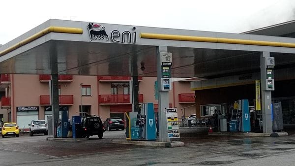 Sondrio, gasolio al posto della benzina: auto in panne e motori danneggiati