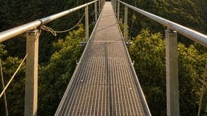 Valvarrone, il Ponte dei Minatori apre al pubblico: 450 metri sospesi a 204 metri d’altezza