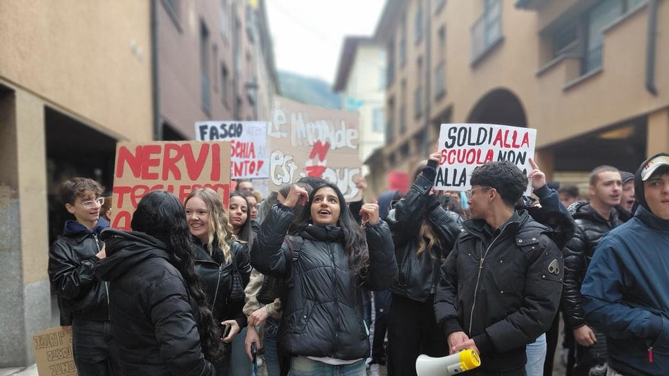 Morbegno: 300 studenti in piazza per chiedere ascolto e cambiamento