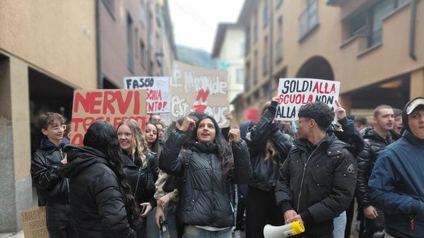 Morbegno: 300 studenti in piazza per chiedere ascolto e cambiamento