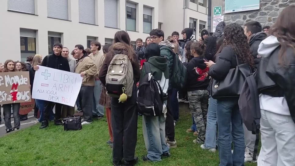 Morbegno: 300 studenti in piazza per chiedere ascolto e cambiamento