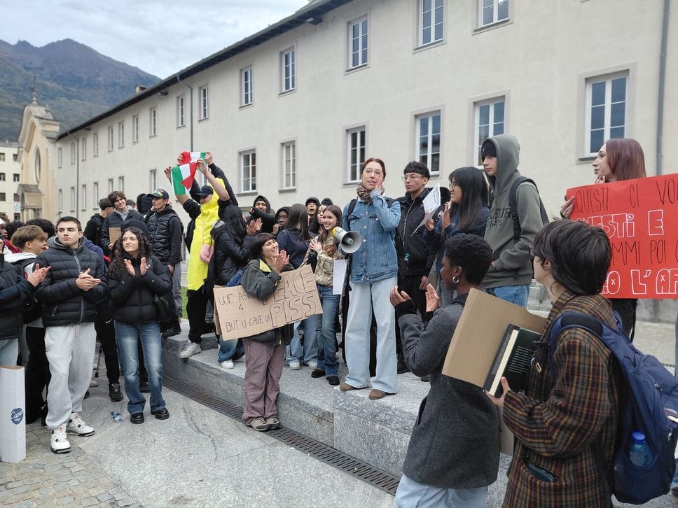 Morbegno: 300 studenti in piazza per chiedere ascolto e cambiamento