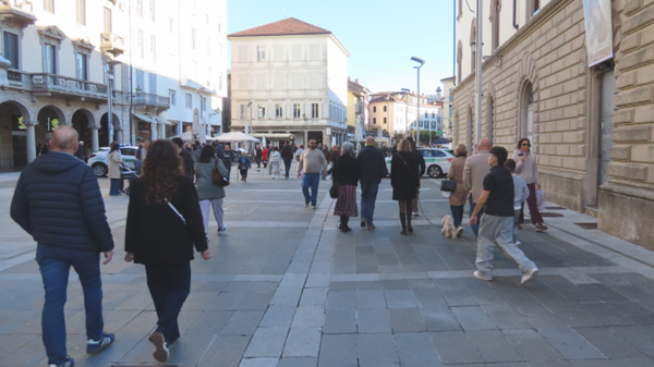 Lecco, sabato di normalità: centro pieno dopo la paura delle proteste