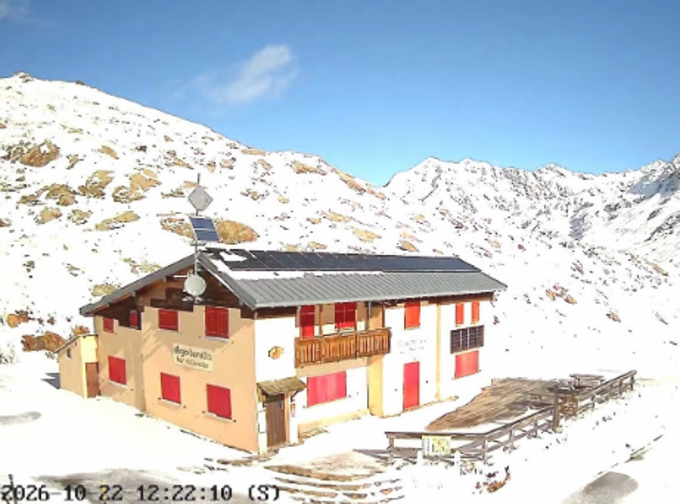 Neve sui passi alpini, chiude il Gavia: attenzione sulle strade di montagna