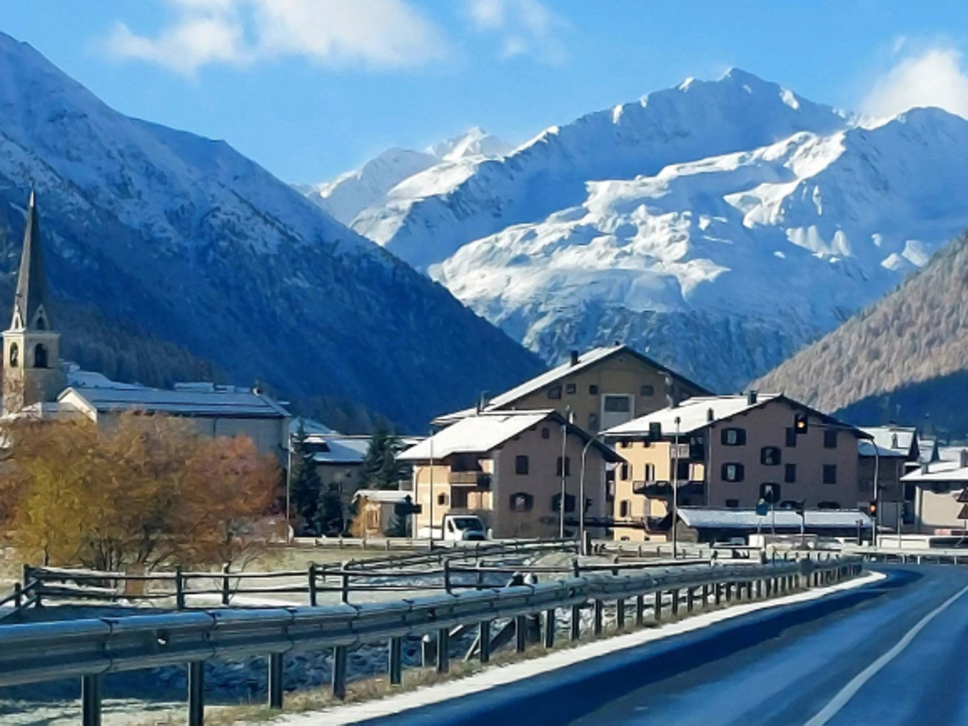 Neve sui passi alpini, chiude il Gavia: attenzione sulle strade di montagna