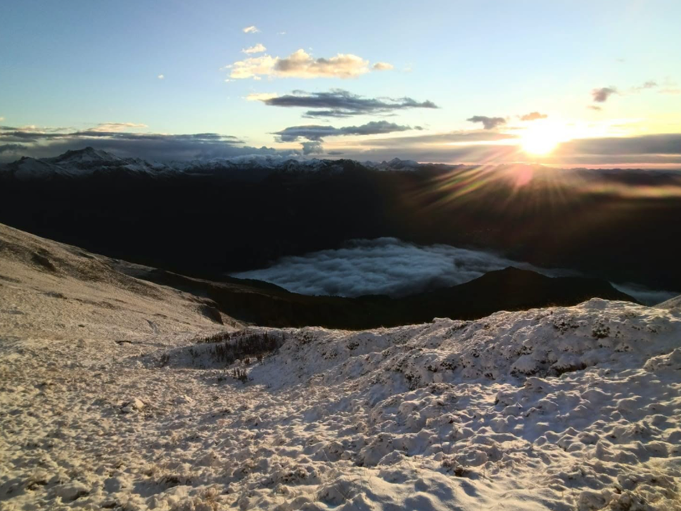 Prima neve di stagione sulla Grigna, le foto del Rifugio Brioschi