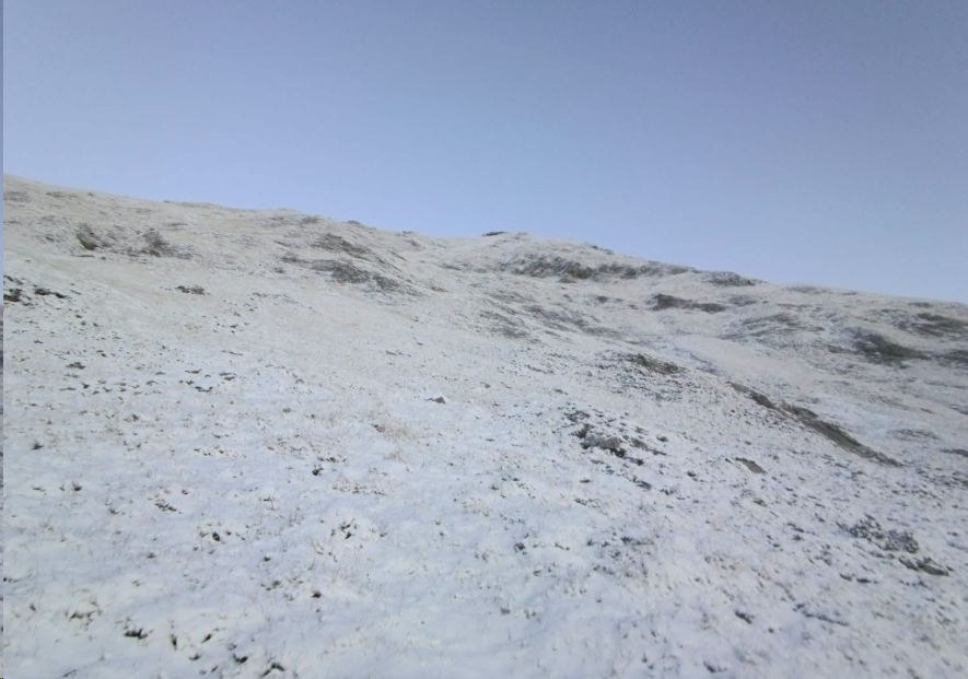 Prima neve di stagione sulla Grigna, le foto del Rifugio Brioschi
