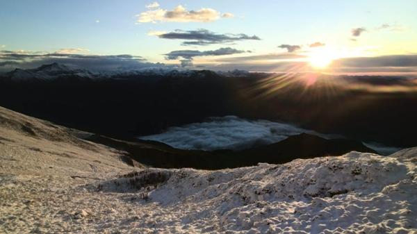 Prima neve di stagione sulla Grigna, le foto del Rifugio Brioschi