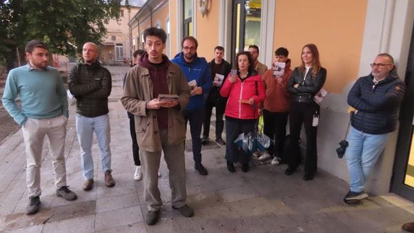 Treni, a Lecco parte la raccolta firme per tutelare i pendolari