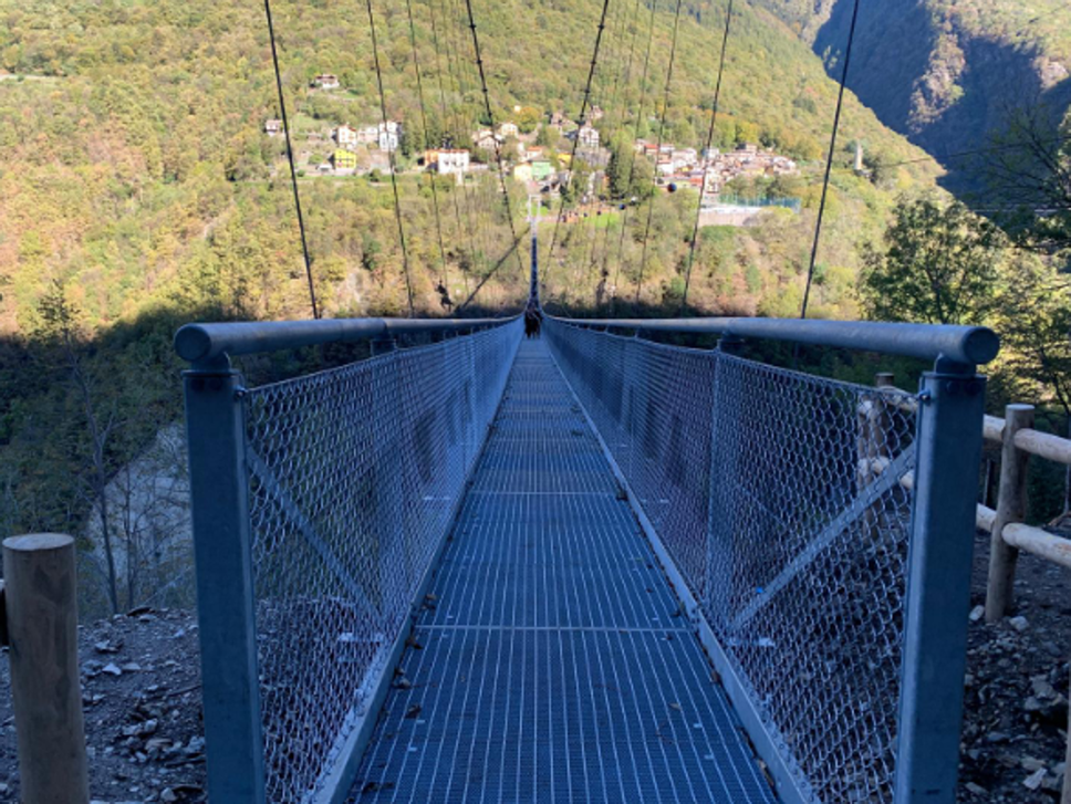 Valvarrone, inaugurato il Ponte dei Minatori: passerella sospesa a 204 metri d’altezza
