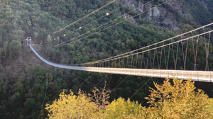 Valvarrone, inaugurato il Ponte dei Minatori: passerella sospesa a 204 metri d’altezza