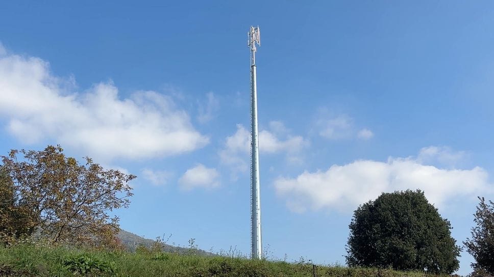 Rovagnate, è guerra all’antenna Iliad: 130 cittadini chiedono 15 milioni di danni