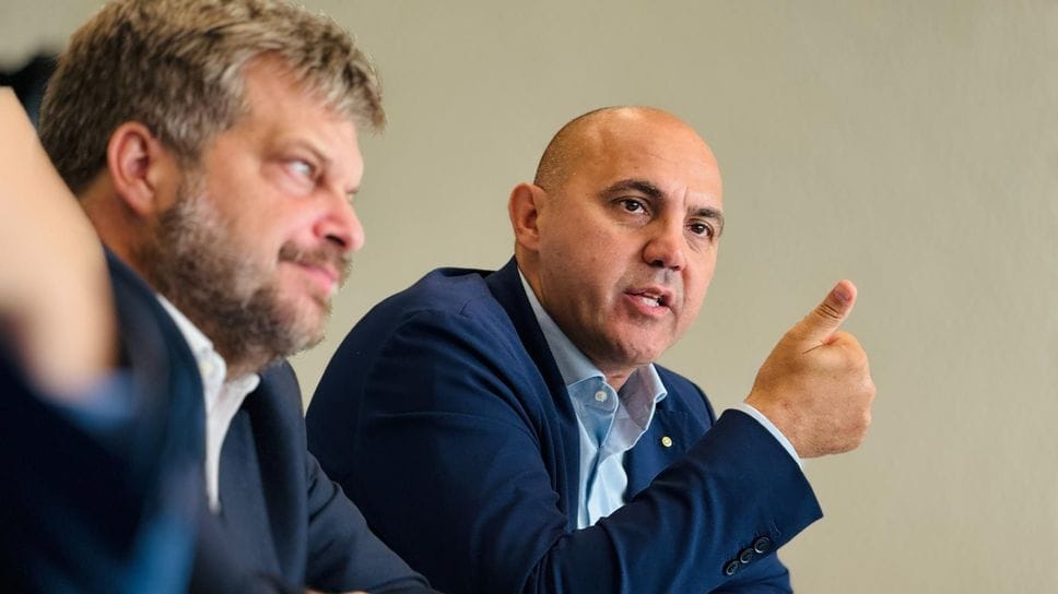 Treni, pendolari in piedi e carrozze strapiene: Fragomeli chiede un intervento