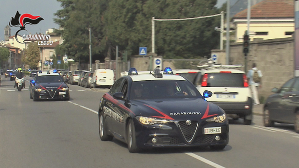 Furti in tabaccherie e sale slot, blitz dei carabinieri di Lecco: 12 misure cautelari