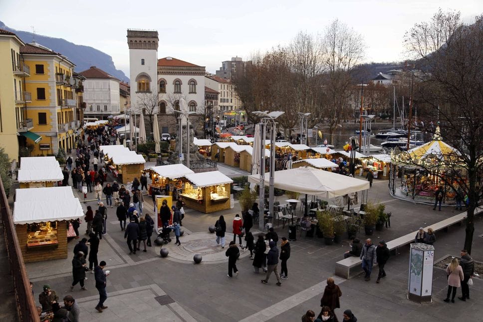 Lecco si prepara al Natale: il mercato lascia spazio alla pista, poi luci e arte