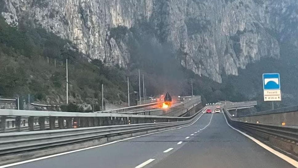 Lecco, veicolo in fiamme all’uscita del tunnel San Martino: soccorsi in codice rosso