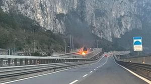 Lecco, veicolo in fiamme all’uscita del tunnel San Martino: soccorsi in codice rosso