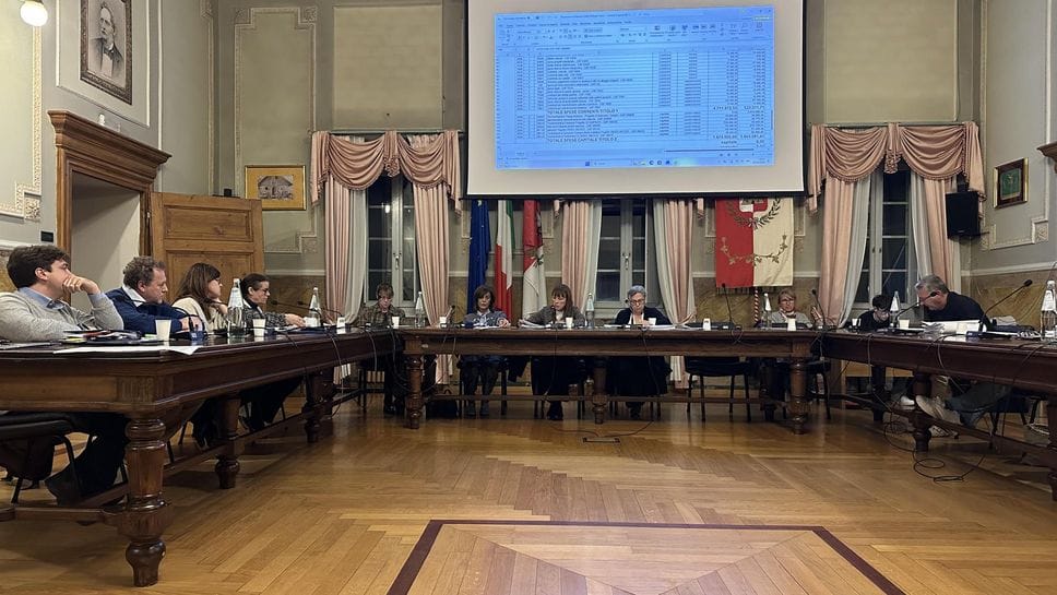 Tirano, senzatetto dorme a scuola: discussione in consiglio