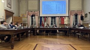 Tirano, senzatetto dorme a scuola: discussione in consiglio