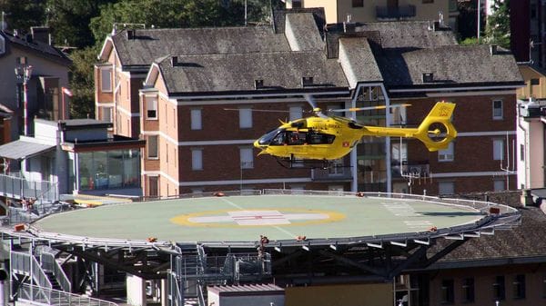 Cade in una zona impervia a Rogolo, elisoccorso in azione per un 25enne 