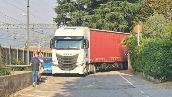 Calolzio, camion incastrato in via Galli: è scontro sulla viabilità alla stazione