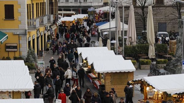 Natale a Lecco, un grande presepe luminoso sul lungolago