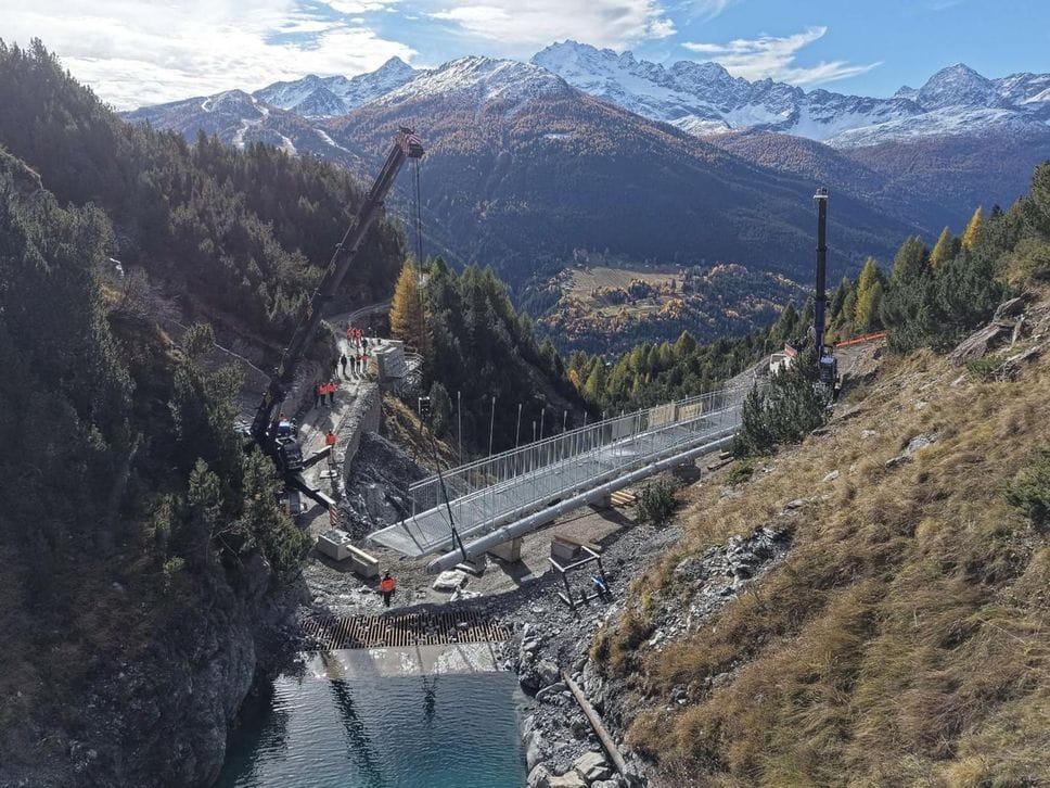Valdidentro, posa spettacolare per la passerella sulla Decauville