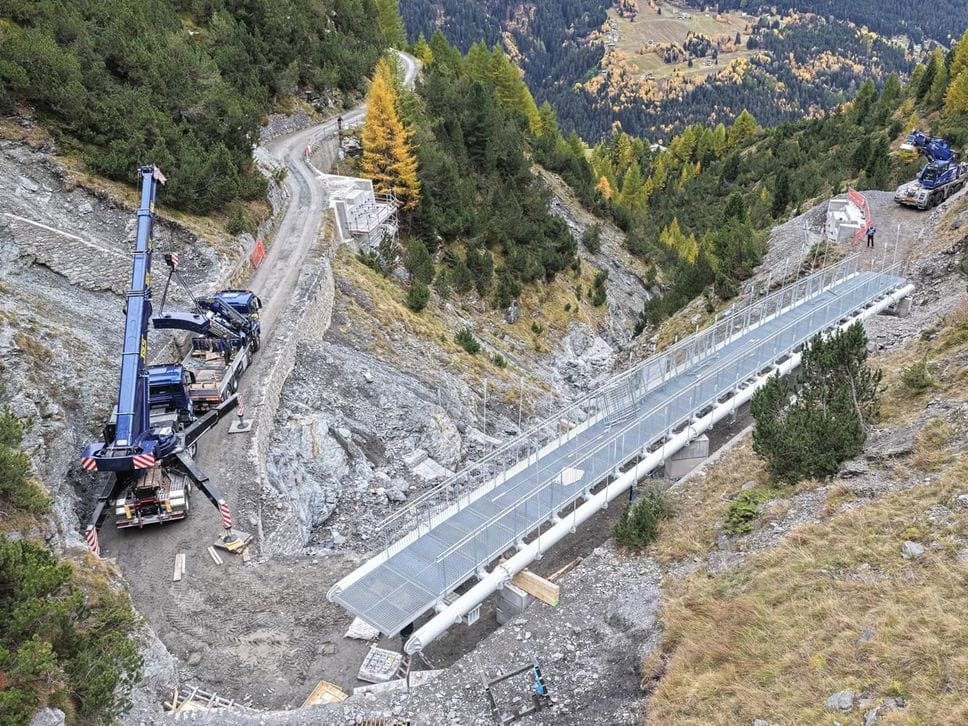 Valdidentro, posa spettacolare per la passerella sulla Decauville