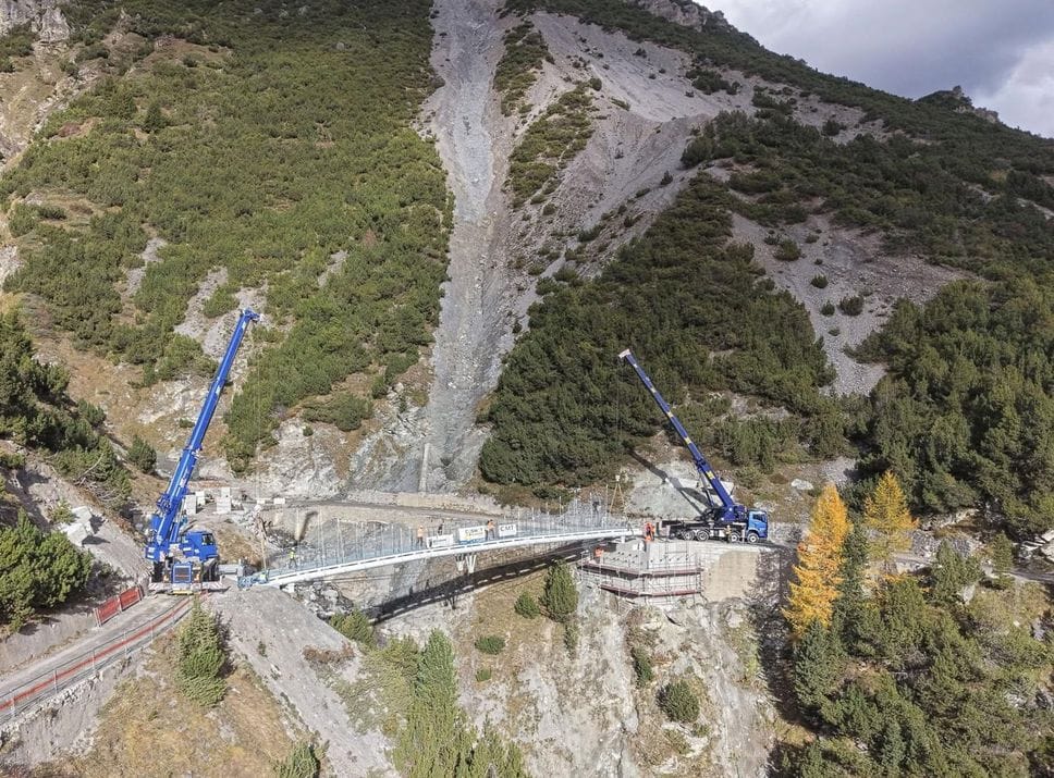 Valdidentro, posa spettacolare per la passerella sulla Decauville