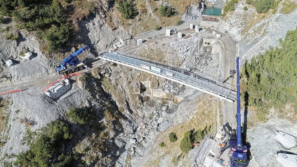 Valdidentro, posa spettacolare per la passerella sulla Decauville