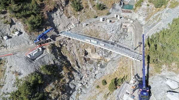 Valdidentro, posa spettacolare per la passerella sulla Decauville