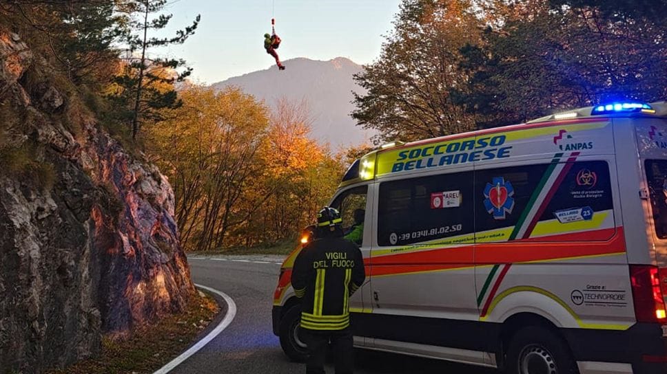 Passo Agueglio, moto fuori strada: 26enne salvo per un albero
