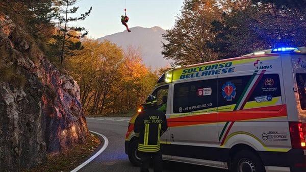Passo Agueglio, moto fuori strada: 26enne salvo per un albero