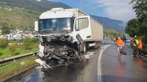Scontro tra mezzi pesanti, caos sulla tangenziale di Sondrio